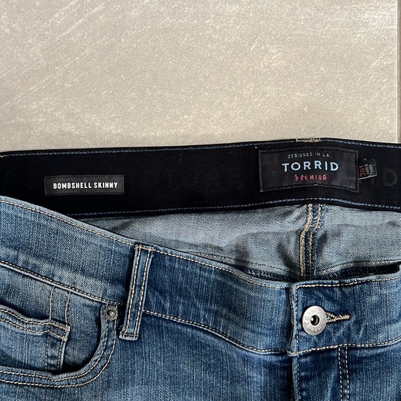 ✨Like New✨ TALL Torrid Bombshell Jeans - Picture 2 of 5